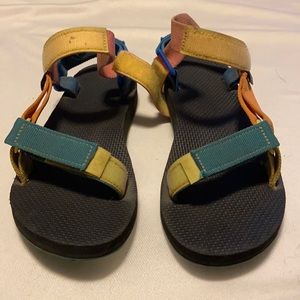 Teva Sandal size 7 Women’s. Worn on 1 hike and didn’t like the fit